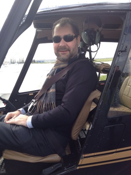 Goodry Gubbels dans le cockpit d'un hélicoptère